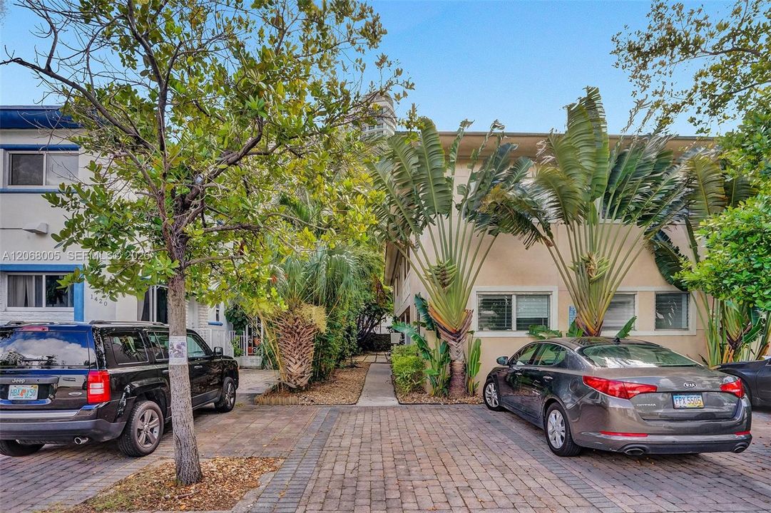 For Rent: $4,500 (2 beds, 2 baths, 1000 Square Feet)