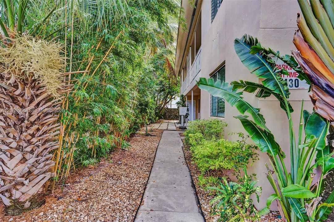 For Rent: $4,500 (2 beds, 2 baths, 1000 Square Feet)