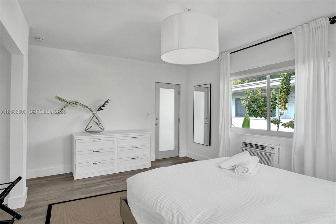 For Rent: $4,500 (2 beds, 2 baths, 1000 Square Feet)