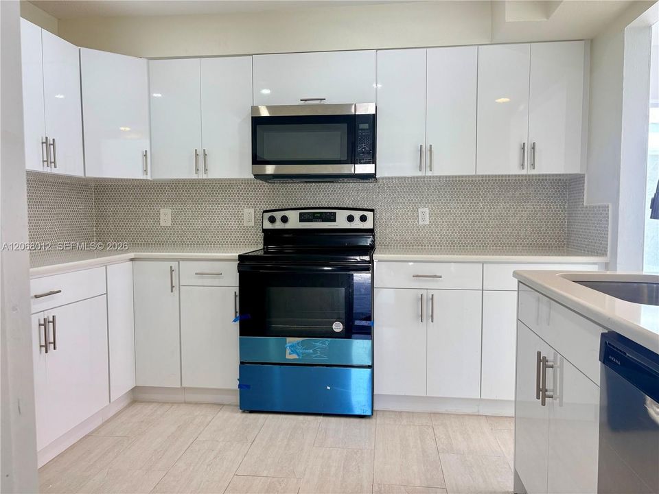 На продажу: $415,000 (3 спален, 2 ванн, 1215 Квадратных фут)