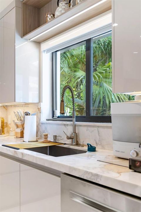 For Sale: $1,999,900 (4 beds, 4 baths, 2024 Square Feet)