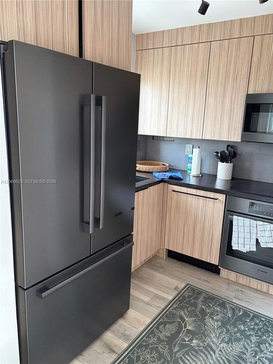 Activo con contrato: $6,950 (3 camas, 2 baños, 1180 Pies cuadrados)