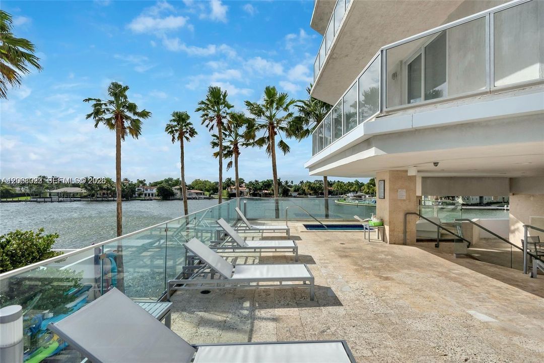 Activo con contrato: $6,950 (3 camas, 2 baños, 1180 Pies cuadrados)
