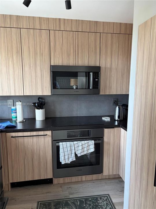 Activo con contrato: $6,950 (3 camas, 2 baños, 1180 Pies cuadrados)