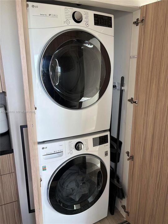 Activo con contrato: $6,950 (3 camas, 2 baños, 1180 Pies cuadrados)