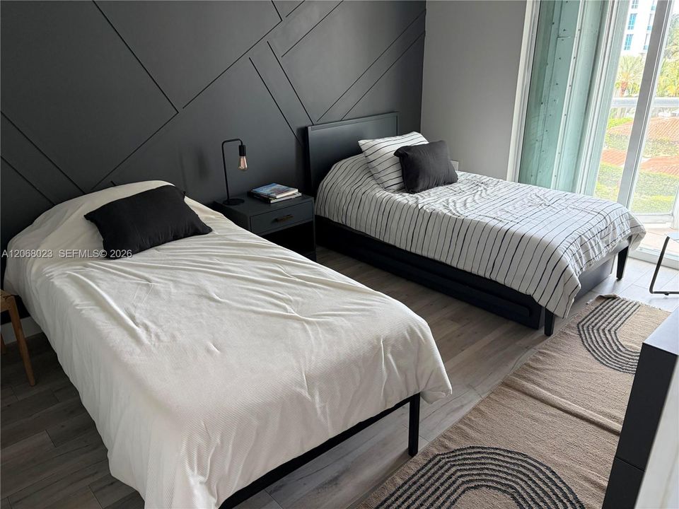 Activo con contrato: $6,950 (3 camas, 2 baños, 1180 Pies cuadrados)