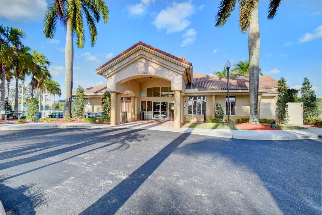 11723 clubhouse entrance