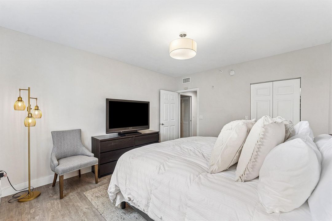 026-11770SaintAndrewsPlace-102-Wellingto