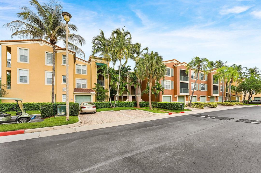 003-11770SaintAndrewsPlace-102-Wellingto