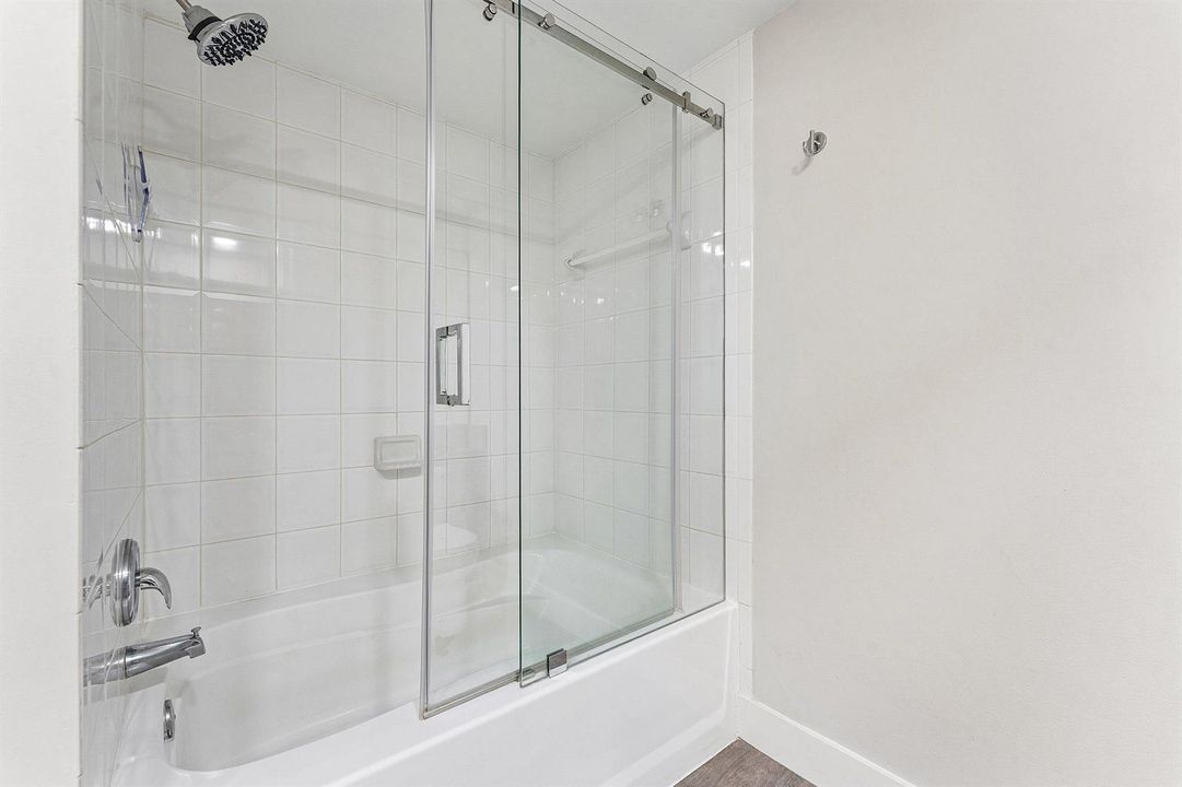 023-11770SaintAndrewsPlace-102-Wellingto
