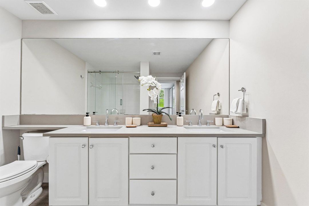 022-11770SaintAndrewsPlace-102-Wellingto
