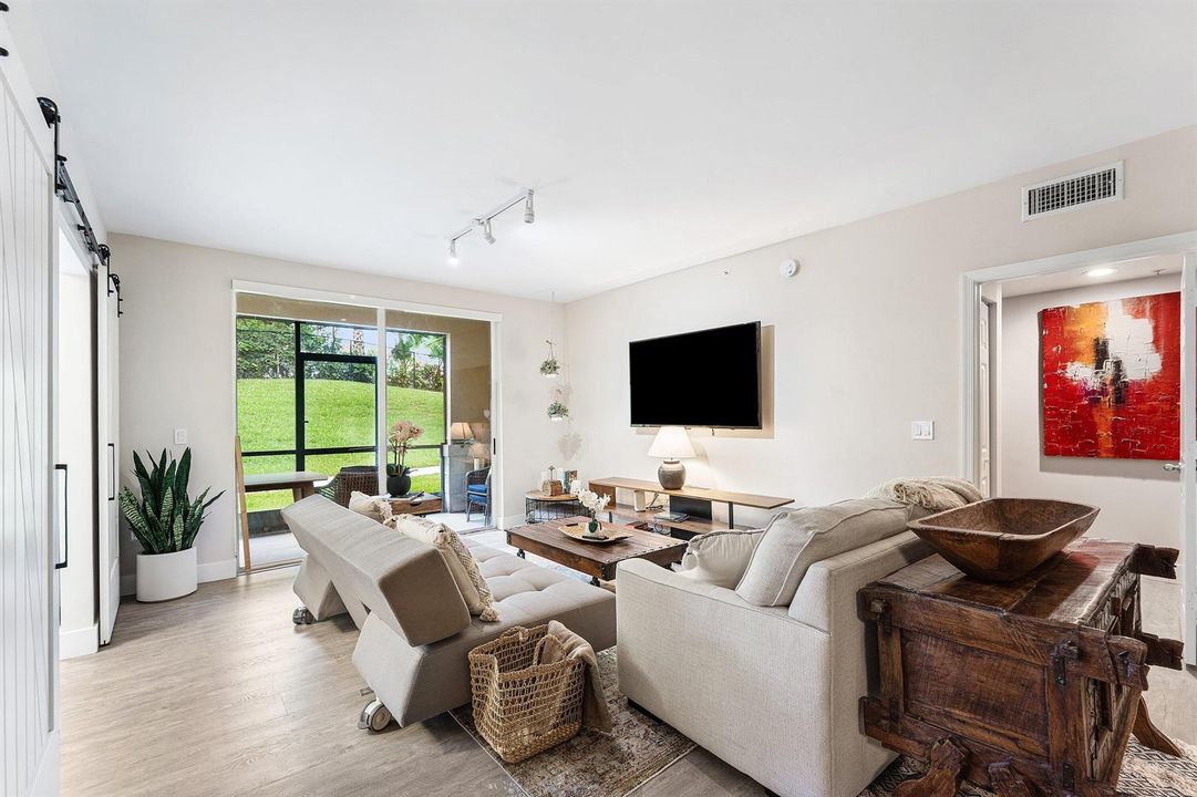 011-11770SaintAndrewsPlace-102-Wellingto