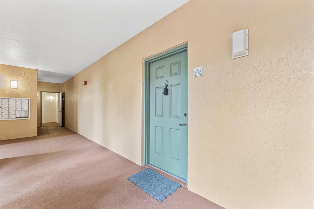 004-11770SaintAndrewsPlace-102-Wellingto