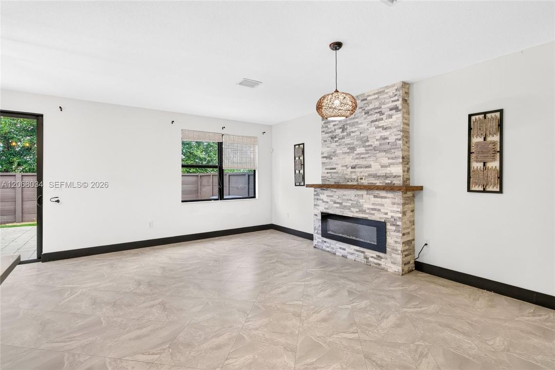 En Venta: $570,000 (3 camas, 2 baños, 1743 Pies cuadrados)