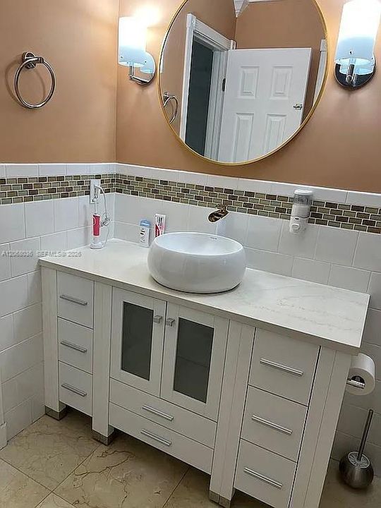 For Sale: $289,000 (1 beds, 1 baths, 767 Square Feet)
