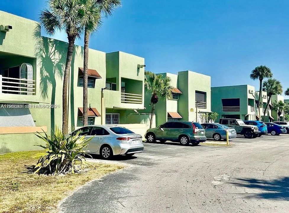For Sale: $289,000 (1 beds, 1 baths, 767 Square Feet)