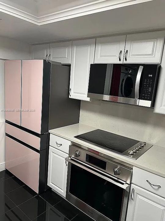 For Sale: $289,000 (1 beds, 1 baths, 767 Square Feet)