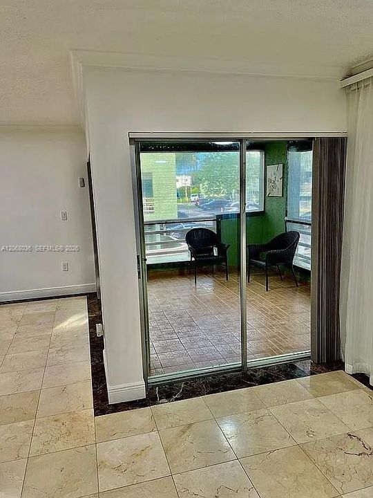 For Sale: $289,000 (1 beds, 1 baths, 767 Square Feet)