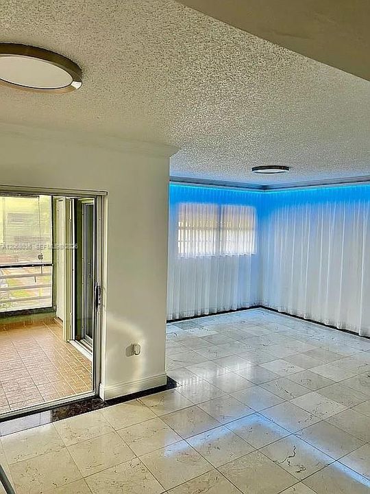 For Sale: $289,000 (1 beds, 1 baths, 767 Square Feet)