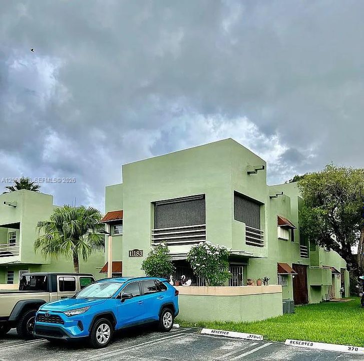 For Sale: $289,000 (1 beds, 1 baths, 767 Square Feet)