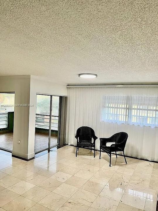 For Sale: $289,000 (1 beds, 1 baths, 767 Square Feet)