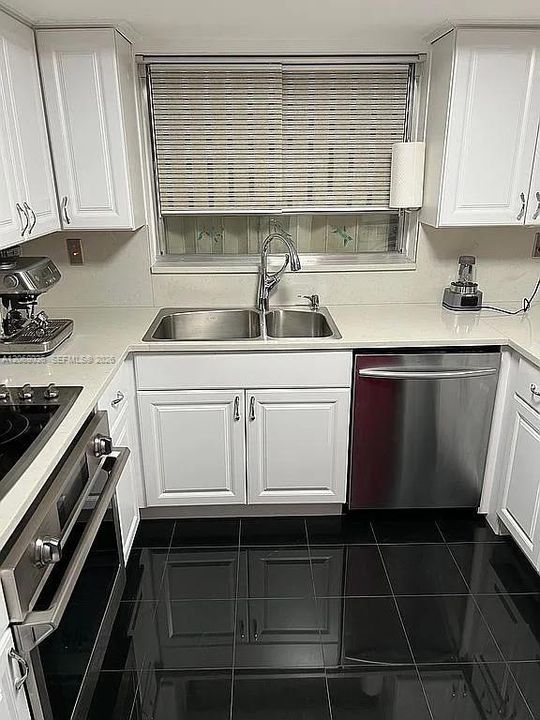 For Sale: $289,000 (1 beds, 1 baths, 767 Square Feet)
