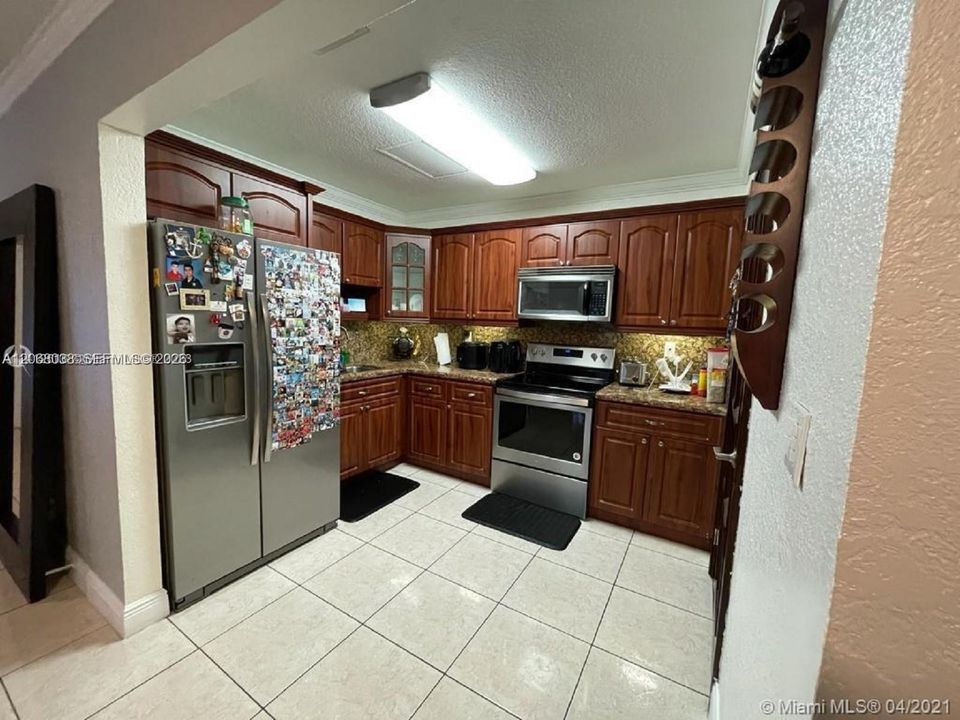 For Rent: $2,200 (2 beds, 1 baths, 952 Square Feet)