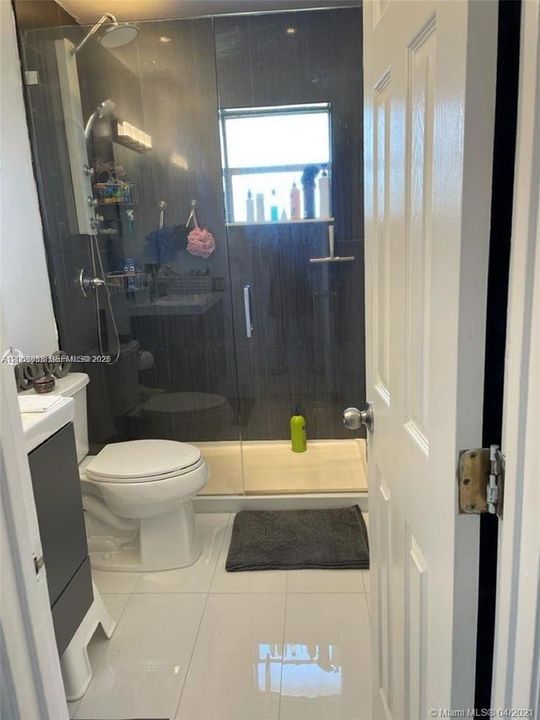 For Rent: $2,200 (2 beds, 1 baths, 952 Square Feet)