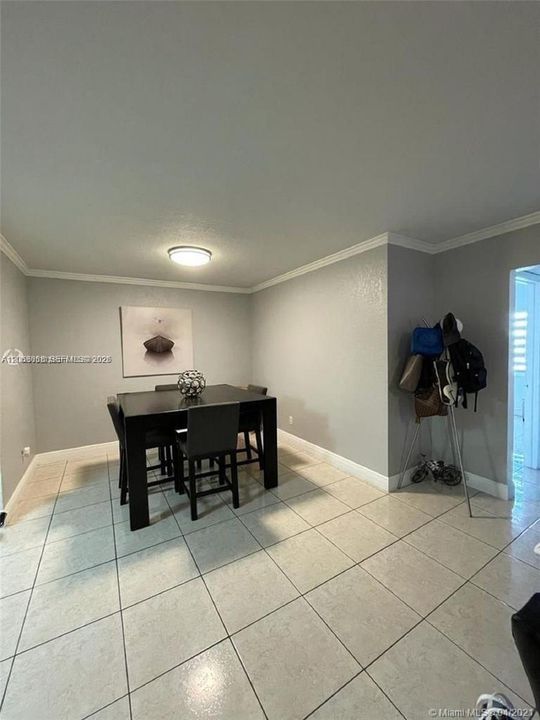 For Rent: $2,200 (2 beds, 1 baths, 952 Square Feet)