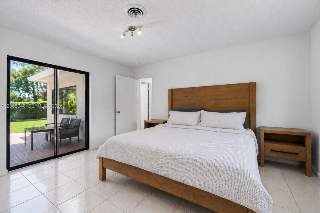 For Rent: $4,950 (3 beds, 2 baths, 1459 Square Feet)