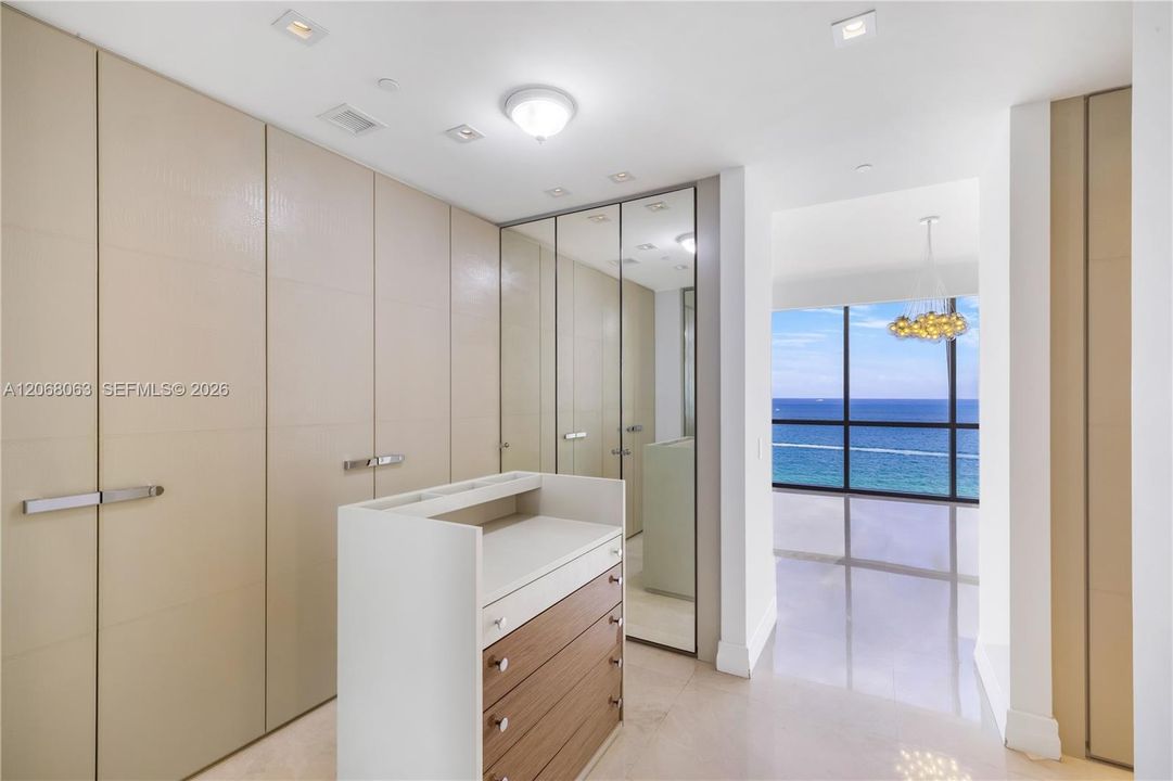 For Sale: $6,795,000 (3 beds, 6 baths, 4609 Square Feet)