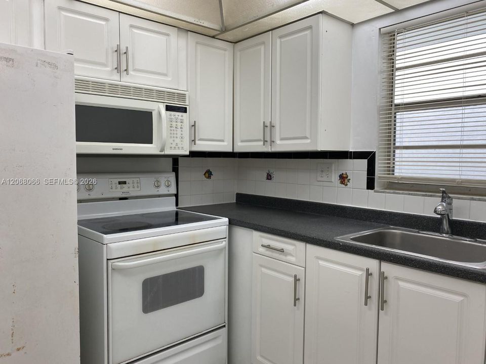 For Sale: $125,000 (1 beds, 1 baths, 800 Square Feet)