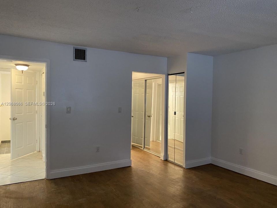 For Sale: $125,000 (1 beds, 1 baths, 800 Square Feet)