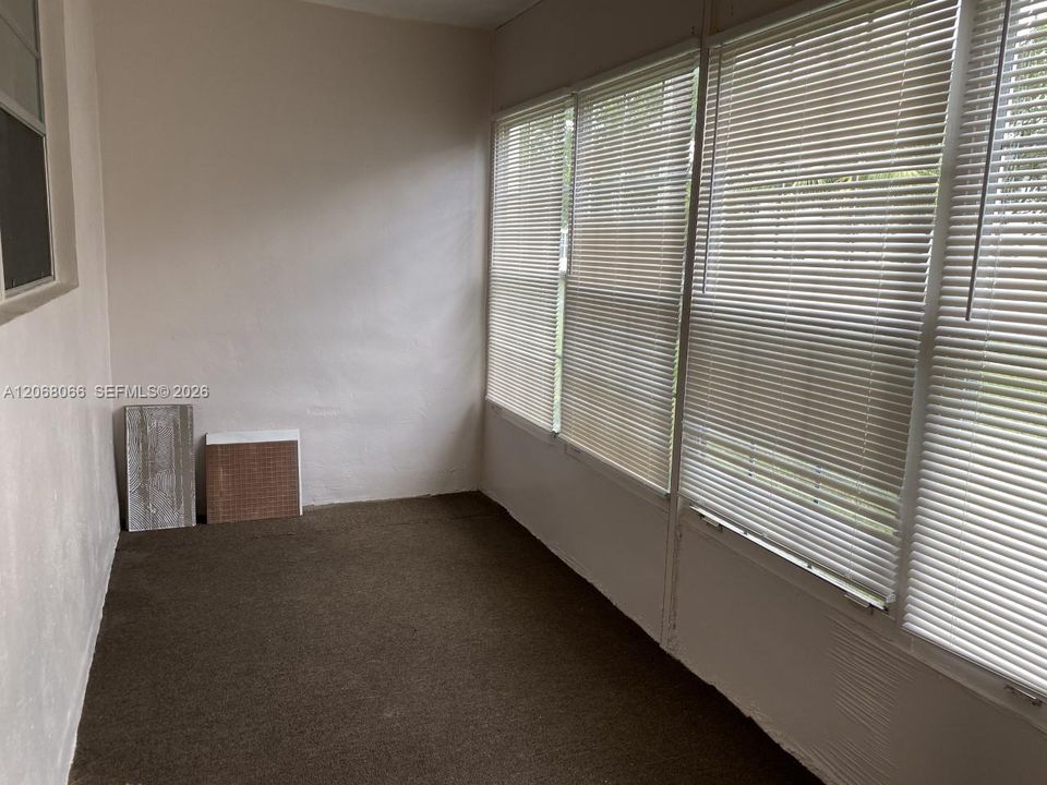 For Sale: $125,000 (1 beds, 1 baths, 800 Square Feet)