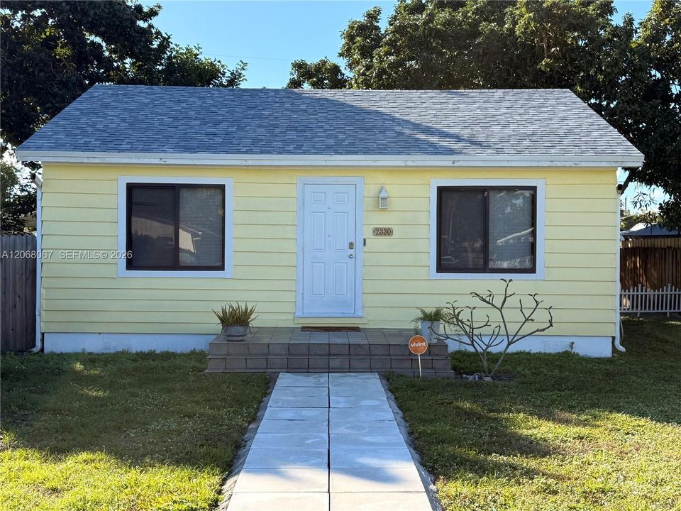 For Sale: $465,000 (2 beds, 1 baths, 783 Square Feet)
