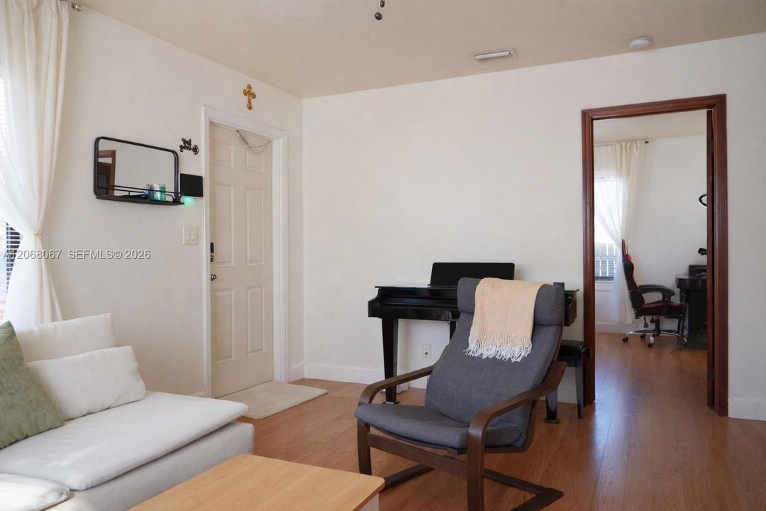 For Sale: $465,000 (2 beds, 1 baths, 783 Square Feet)
