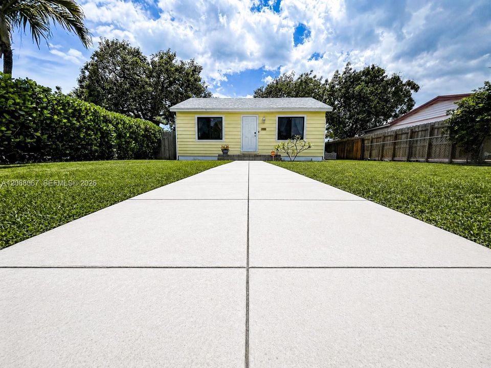 For Sale: $465,000 (2 beds, 1 baths, 783 Square Feet)