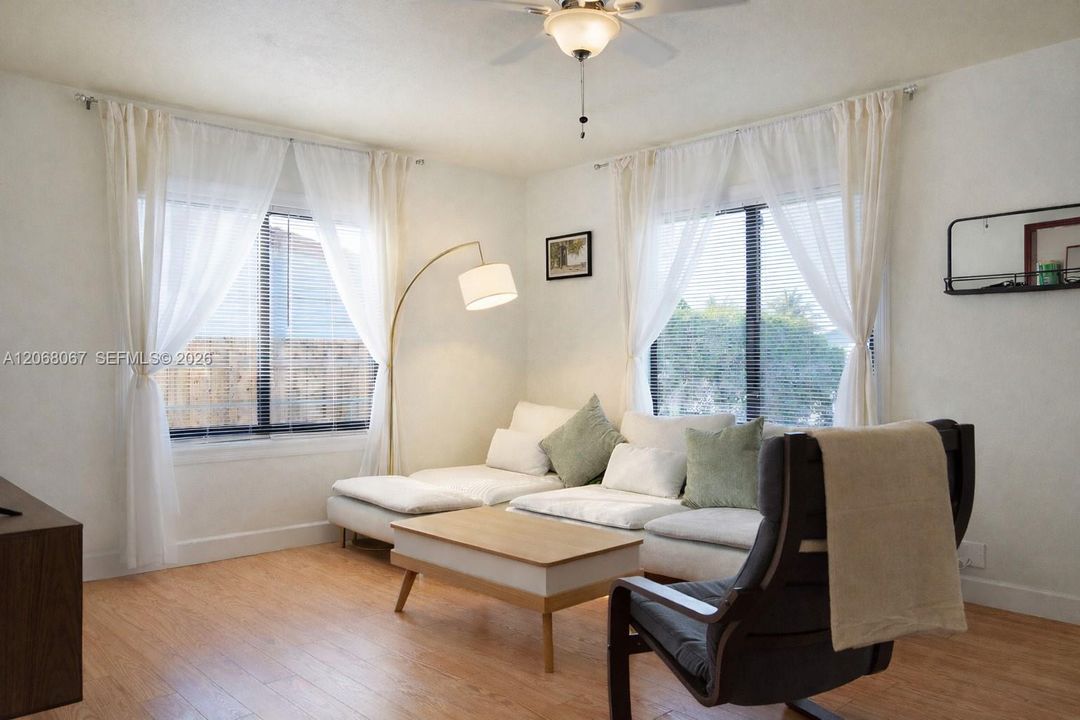 For Sale: $465,000 (2 beds, 1 baths, 783 Square Feet)