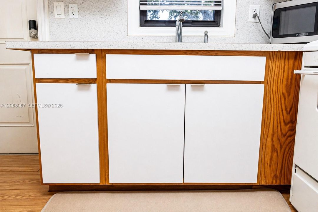 For Sale: $465,000 (2 beds, 1 baths, 783 Square Feet)