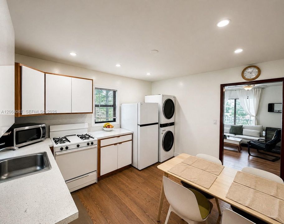 For Sale: $465,000 (2 beds, 1 baths, 783 Square Feet)