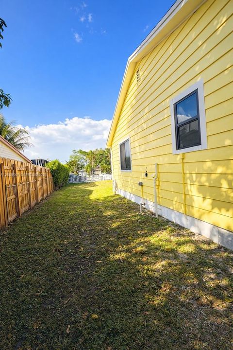 For Sale: $465,000 (2 beds, 1 baths, 783 Square Feet)