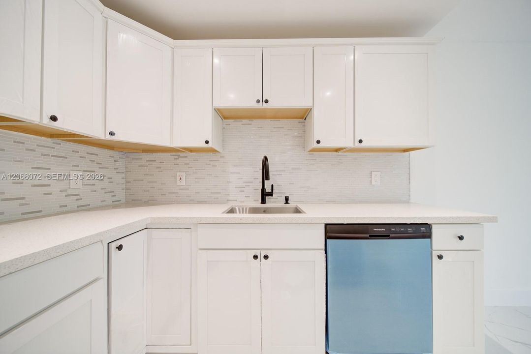 For Rent: $1,950 (2 beds, 2 baths, 1075 Square Feet)