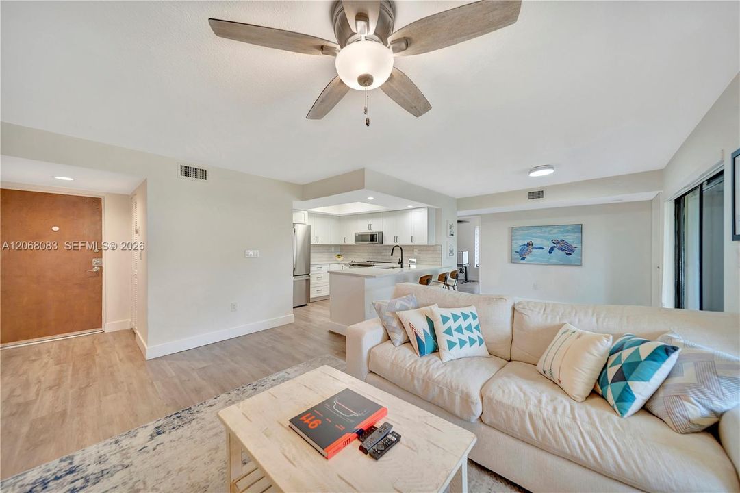 For Sale: $315,000 (2 beds, 2 baths, 965 Square Feet)