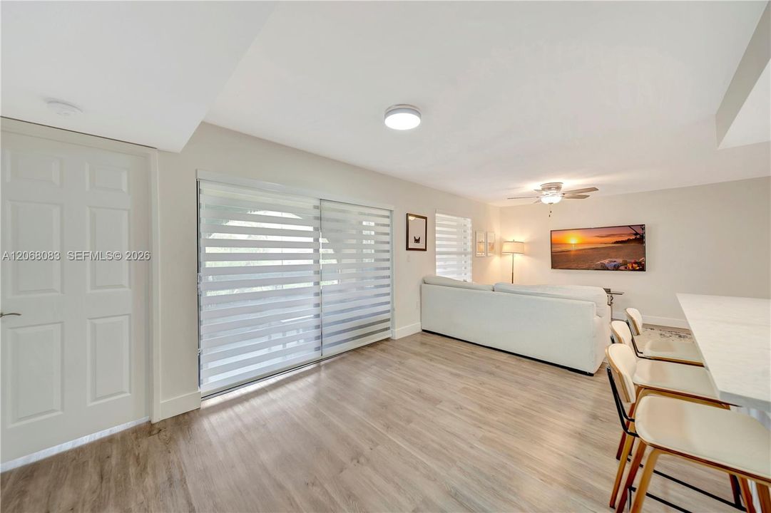 For Sale: $315,000 (2 beds, 2 baths, 965 Square Feet)