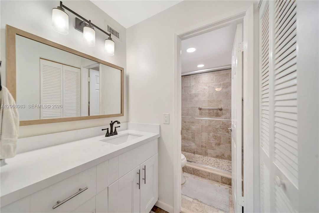 For Sale: $315,000 (2 beds, 2 baths, 965 Square Feet)
