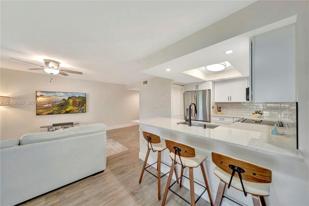 For Sale: $315,000 (2 beds, 2 baths, 965 Square Feet)