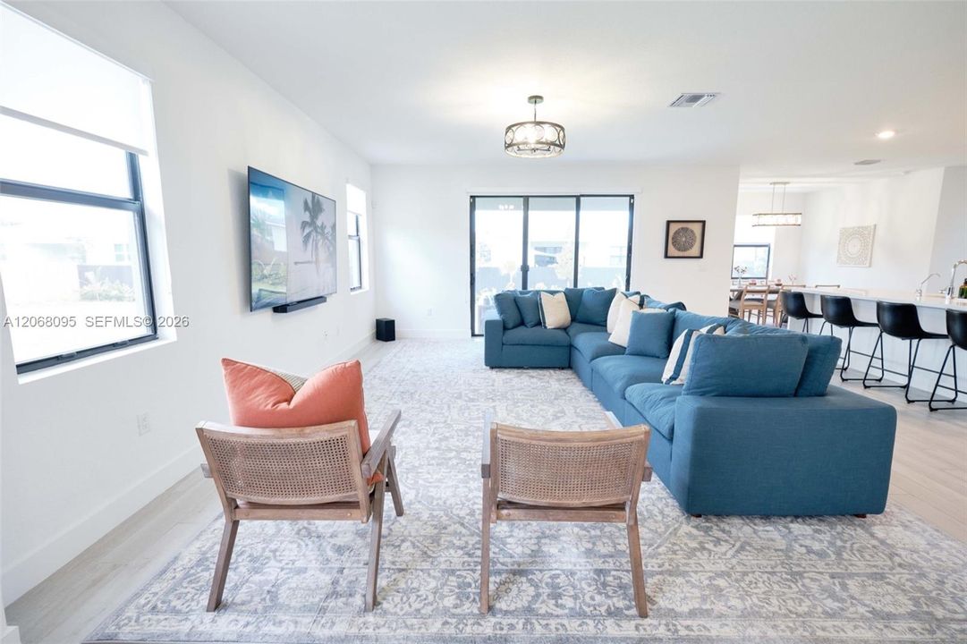 En Venta: $875,000 (4 camas, 3 baños, 3015 Pies cuadrados)