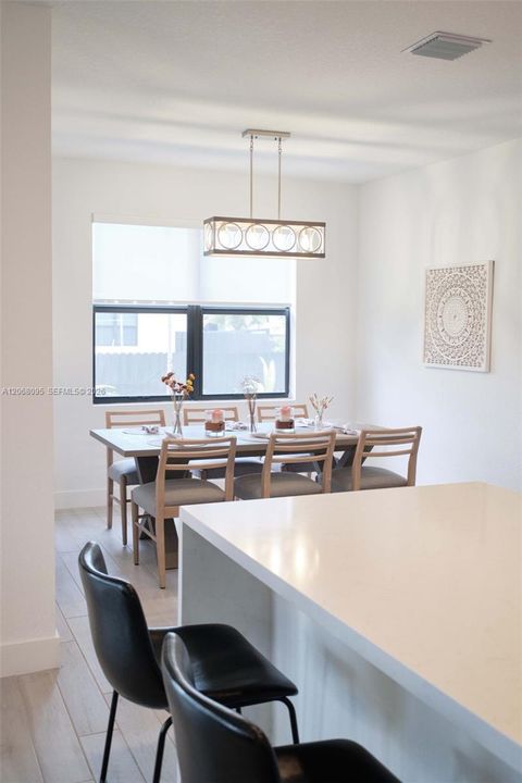 En Venta: $875,000 (4 camas, 3 baños, 3015 Pies cuadrados)