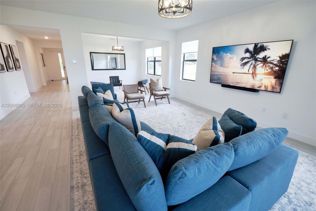 En Venta: $875,000 (4 camas, 3 baños, 3015 Pies cuadrados)