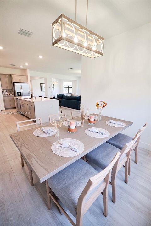 En Venta: $875,000 (4 camas, 3 baños, 3015 Pies cuadrados)